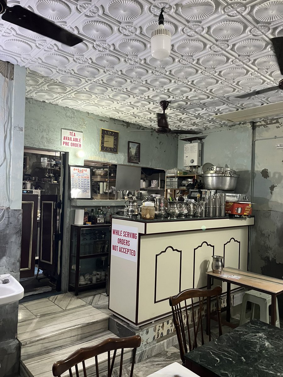 Omoriin's tweet photo. 三軒茶屋のサンバレーホテル行ってきた。ワインボトルで空けたので結構ベロベロになってしまった。内装思ったよりインドの鄙びた食堂だったが、流石に手食してる人はいなさそうだった。二郎みたいな拘りの強いタイプの店かと思いきや、店員さん優しかった！ミールスの日にまた行きたい（美味かった！） https://t.co/xxMUoGZsP4