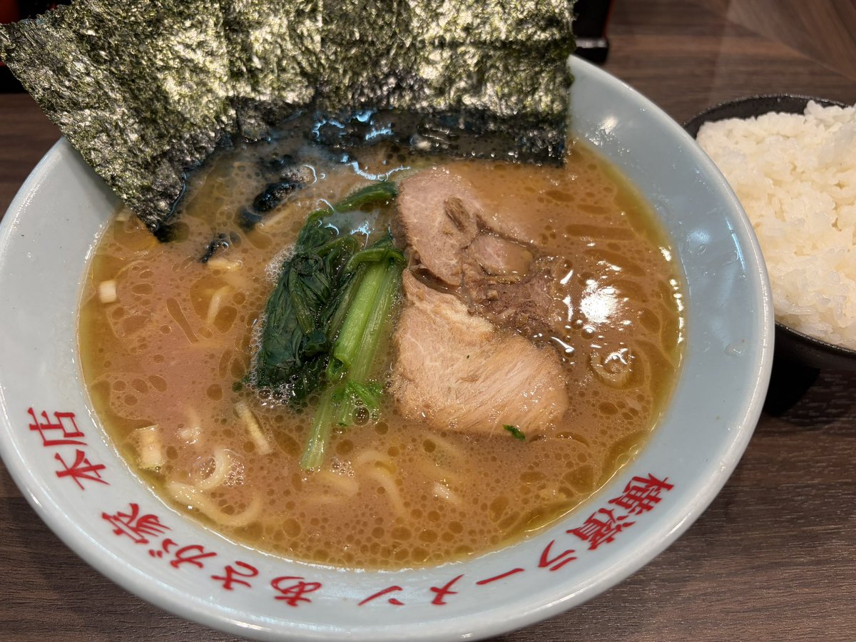 jasilupo's tweet photo. 横濱ラーメン あさが家
ラーメン並＋ライス小

初訪問
一部ではクラシック系とも言われるタイプの家系で、豚骨や醤油の旨味もしっかり効いてるけど後味スッキリしたスープでパンチがあるというよりも豚の出汁感をすごく感じる味で美味い！

今年160杯目のラーメン https://t.co/pnxTkoMGlk