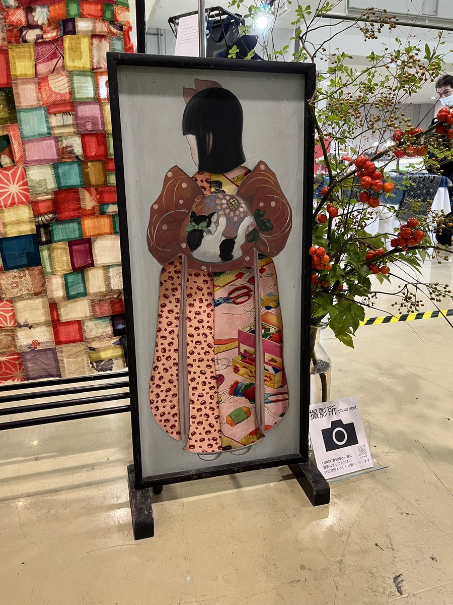temicc's tweet photo. 骨董グランデに行ってきました。こちらの展示コーナーのモスリンのきれがかわいくって眼福です。アンティークの銘仙なども最終日にはセールで買えるらしい。 https://t.co/6emf9mIUxo