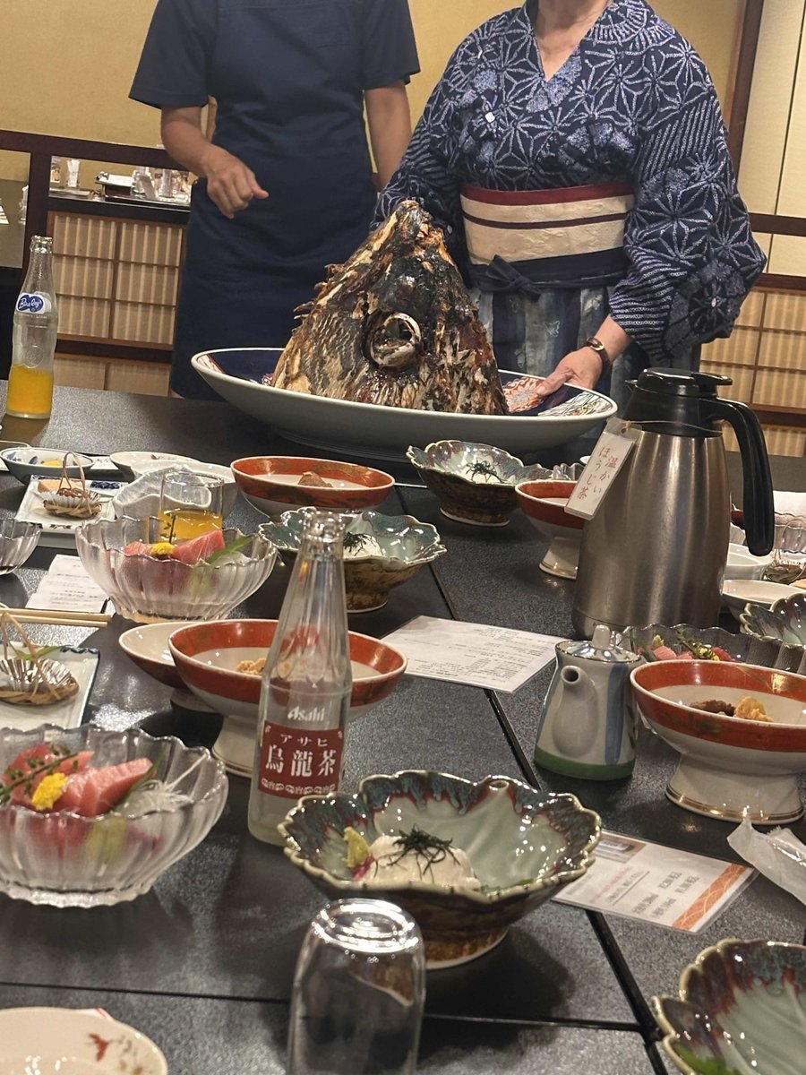 OTC_GG's tweet photo. 今月はマグロの兜を10人のメンバーで食べに行きました！
お店は三崎館本店となります
https://t.co/H9ZldFRMnr
デカすぎる…
三崎でイベントを行うのは半年ぶりで大変盛り上がりました
御馳走様でした！ https://t.co/Fro606nnS6