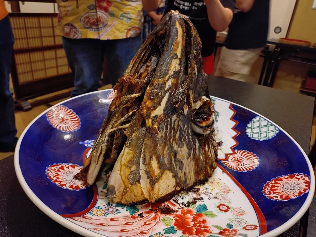 OTC_GG's tweet photo. 今月はマグロの兜を10人のメンバーで食べに行きました！
お店は三崎館本店となります
https://t.co/H9ZldFRMnr
デカすぎる…
三崎でイベントを行うのは半年ぶりで大変盛り上がりました
御馳走様でした！ https://t.co/Fro606nnS6