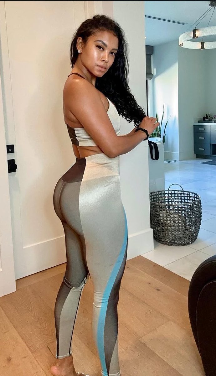 MagicHandz's tweet photo. @Comic_Fan_E She’s freaking gorgeous. She’s like an older Mariah The Scientist but just with 3 kids. Look how close they resemble each other. “She’s mot sexy enough” .. like come on bruh what do they except and it’s from people who can’t even find a woman to match that beauty. https://t.co/qfzdjyj3iE