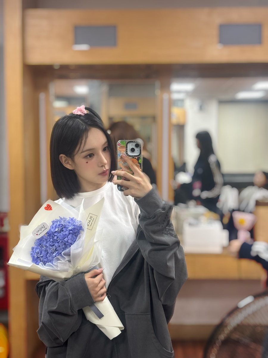 izna_offcl's tweet photo. [izME📮]

WHO DAT GIRL???? iznaya 🫶🫶
나야! 서울 콘서트가 끝났어요 🥹
이번 콘서트를 준비하면서 걱정도 많이 했었고 ‘잘할 수 있을까’라는 생각이 많이 들었었는데 이번 콘서트를 통해서 정말 많이 성장한 것 같아서 나야한테 너무 감사하다고 말하고 싶어요! 
저에게는 어제 오늘이 정말 평생 잊지 못할 만큼 행복했었는데 나야에게도 그런 시간들이었길 바라요! 
앞으로도 오래오래 곁에서 함께해 주세요  
나야 정말 많이 사랑하고 고맙습니다 더더 열심히 하는 유사랑이 되겠습니다🤍

#izna #이즈나
#RYUSARANG #유사랑