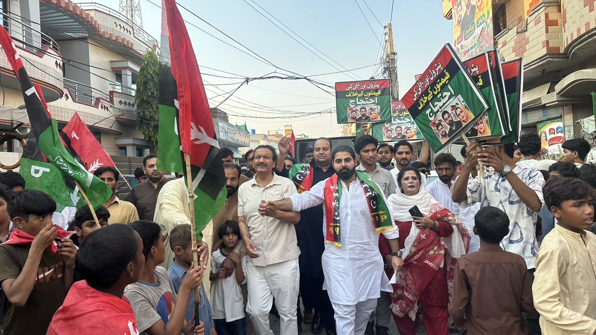 PPPPunjabSM1's tweet photo. مہنگائی، پیٹرول اور بجلی کی ظالمانہ قیمتوں کے خلاف پیپلز پارٹی لاہور (NA-124) کا بڑا احتجاج!  احتجاجی ریلی شیراز ٹاؤن سے شروع ہو کر حاکم ٹاؤن، میاں چوک اور نواز چوک سے ہوتی ہوئی باگڑیاں چوک پر اختتام پزیر ہوئی
@BBhuttoZardari 
@faisalmirppp 
@ghuman_ar 
#PPP #Lahore #NA124 https://t.co/gHskdMX2QU
