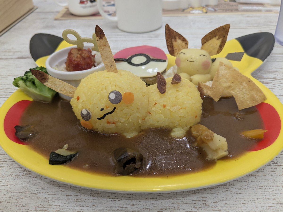 AyuDegu's tweet photo. 初めてポケモンカフェ行ってきた！
壁側だけど一番前の席でピカチュウめっちゃ近くに来てくれた😍 https://t.co/voEIVP6QCV