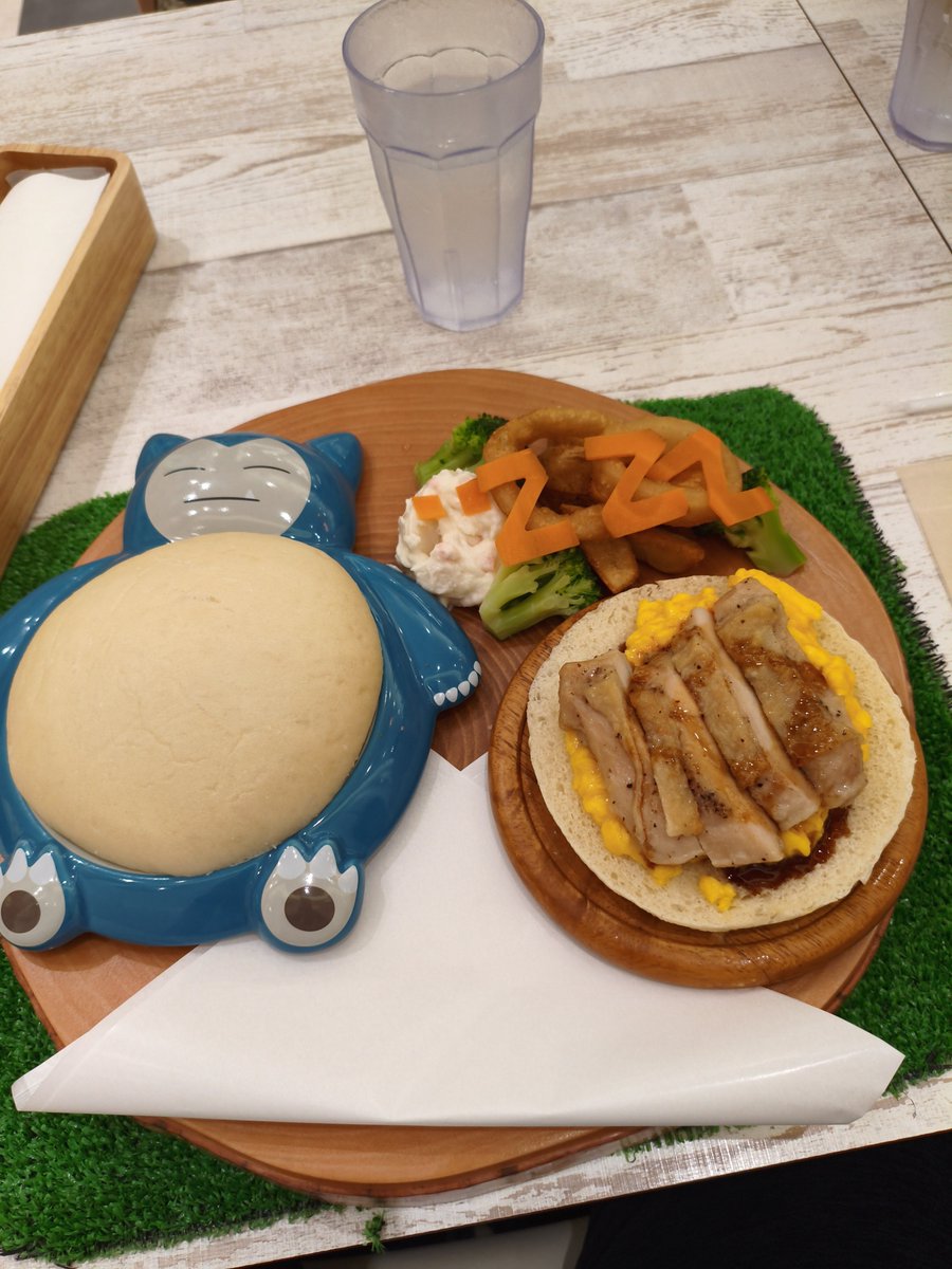 AyuDegu's tweet photo. 初めてポケモンカフェ行ってきた！
壁側だけど一番前の席でピカチュウめっちゃ近くに来てくれた😍 https://t.co/voEIVP6QCV
