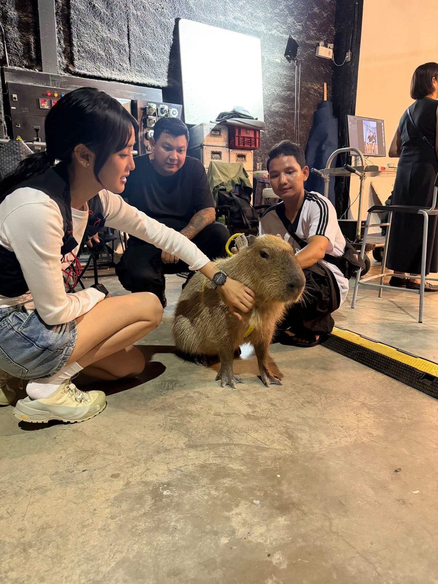 hourlyminniee's tweet photo. behind the scenes of henry’s first dates https://t.co/Nto8w0DHYV