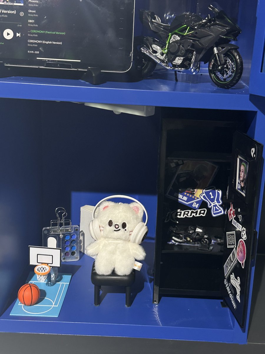 ung___g's tweet photo. 헤드폰을 지니렛 귀 위치에 씀 
근데 지니렛은 현지니 귀 위치에 씀 https://t.co/j6Gc5NlAHx