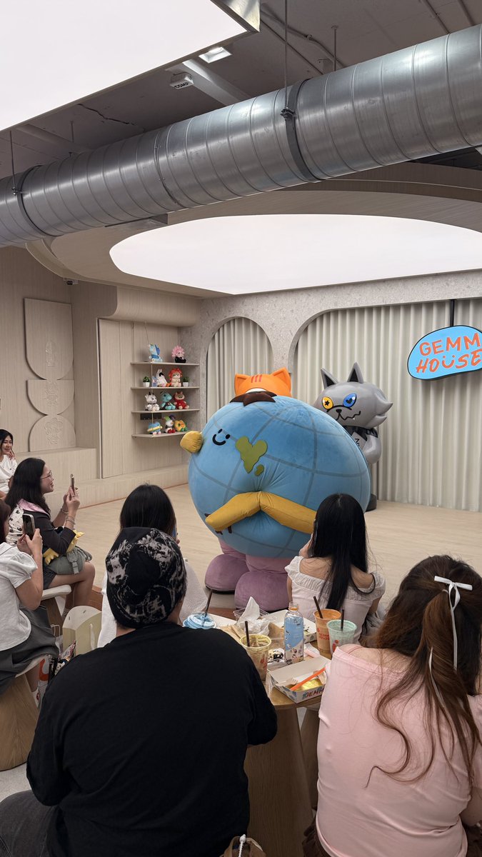 mrstnwrd_GMMTV's tweet photo. โอ้นชอบทิ่ดั่ยมาเจอเจ่เจ้แล้วก็ชอบทิ่ได้กินเค้กหย่อยๆด้วยงับบบ😚
#GEMMHOUSE
#MRSATURNWORLD https://t.co/5v5kFvlruo