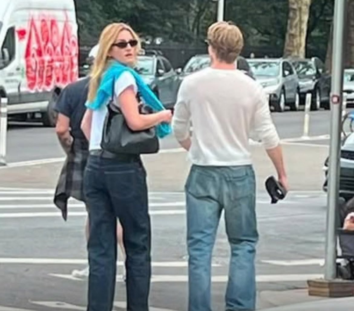 joealwyners's tweet photo. Joe Alwyn and Sarah Pidgeon walking around Greenpoint. https://t.co/ujhVZHXf3G
