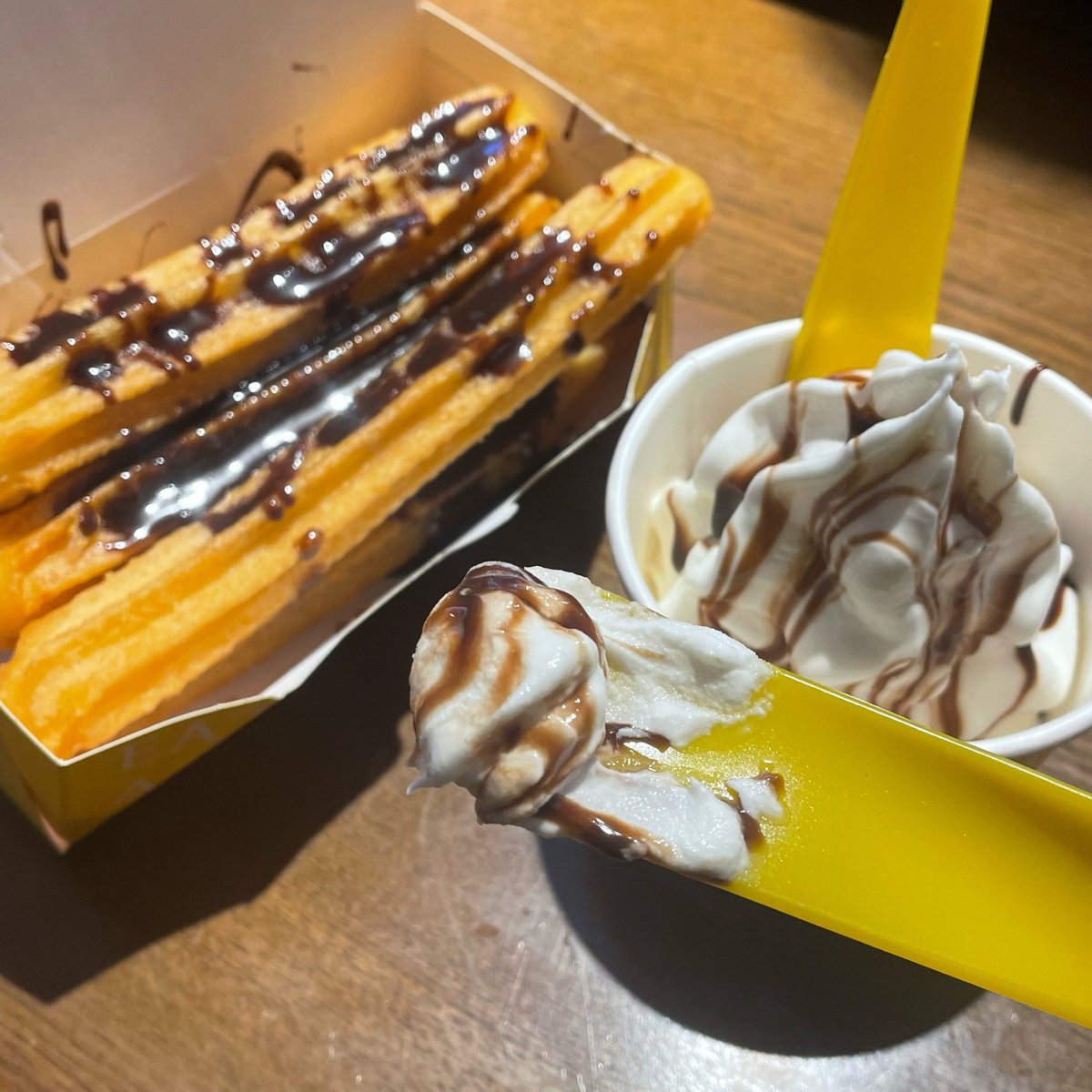 LailaRodick's tweet photo. Hoy me comí un churro crujiente con chocolate caliente en el puesto de la esquina, sabor perfecto para la tarde! https://t.co/hSZQcoz0AB