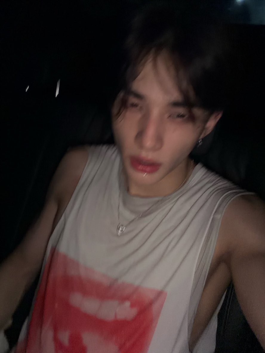 forhyunjine's tweet photo. pelo menos essa foto extremamente tesuda foi no brasil https://t.co/Hupxk6Rgso