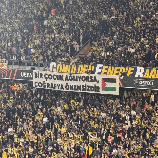 OkcularTepesi13's tweet photo. Fenerbahçe taraftarları Filistin'e destek veriyor.
#FBvEYP

Fenerbahçe-Eyüpspor https://t.co/78FA1skH5Y