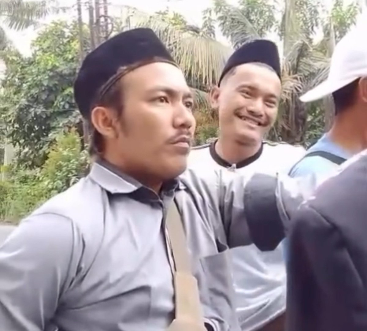 indepenSumatera's tweet photo. Orang-orang dungu ini wajib diamankan.

Sebagai muslim awak malu melihat tingkah laku mereka ini. https://t.co/QZ4ISpfZAr