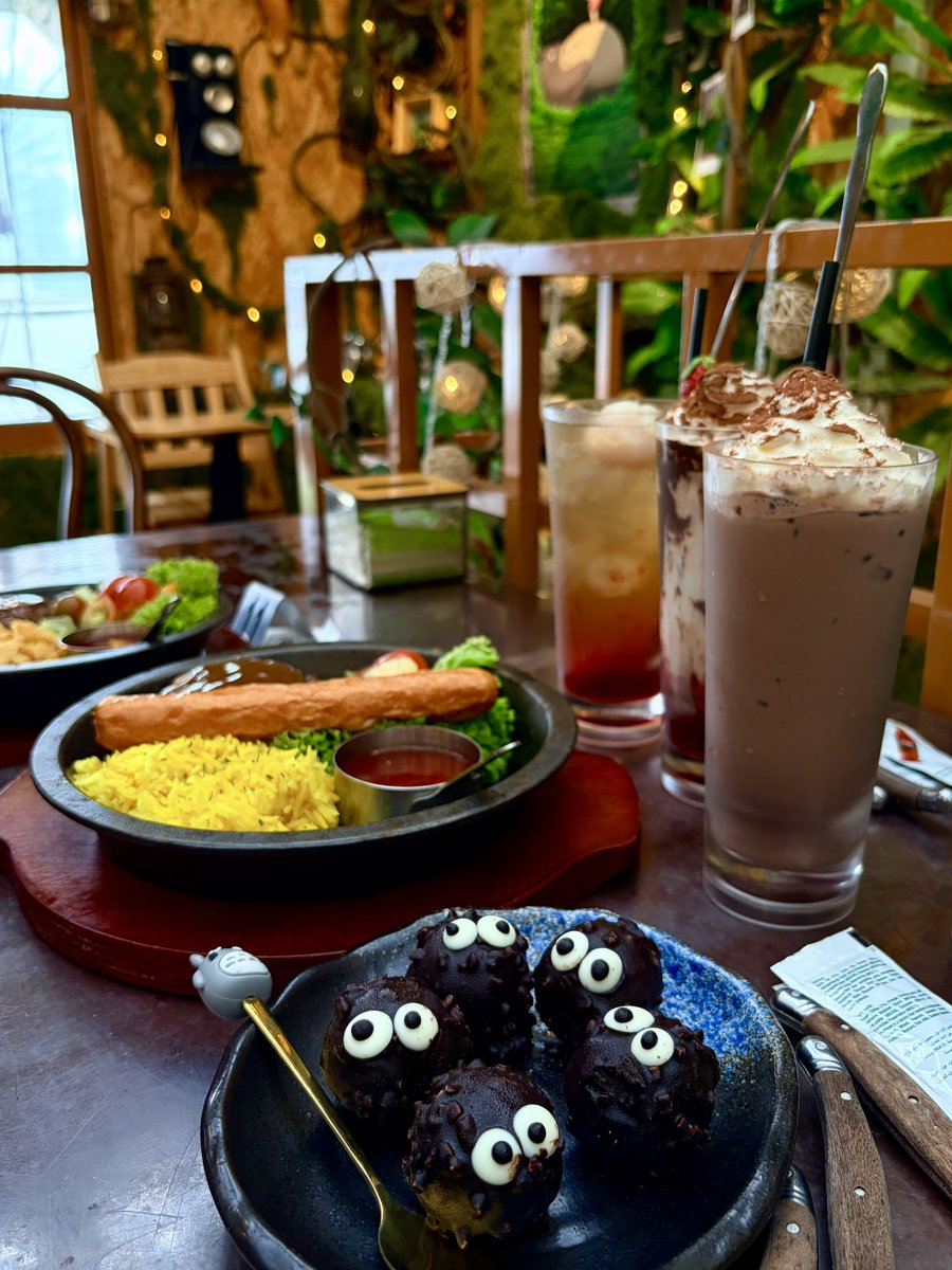 pluviioooophile's tweet photo. Came to Cameron Highland just for this and it did not disappoint 🌻

📍Mori Kissa, Tokyo town https://t.co/nMPC6EeWtk