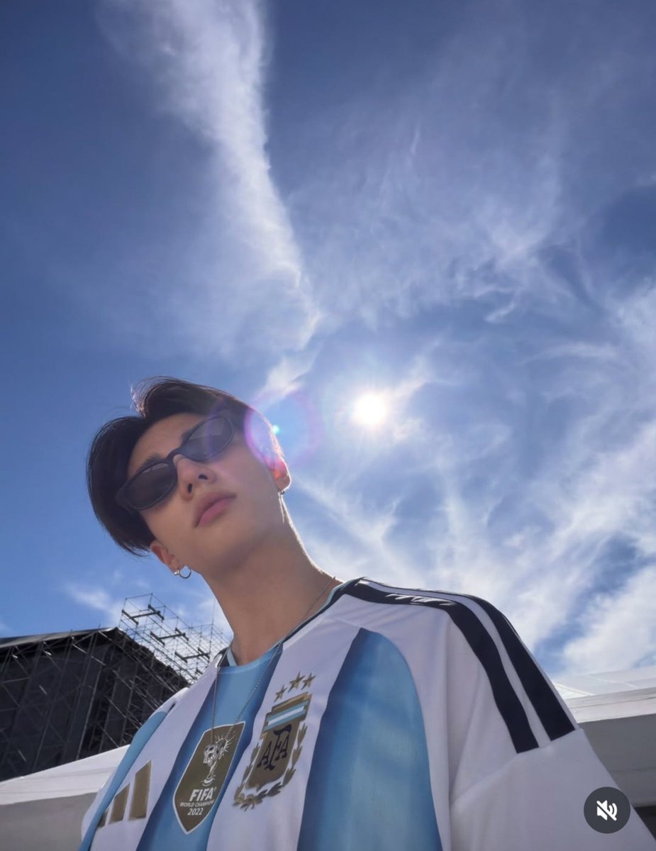 luknowlk's tweet photo. Vieron que Hyunjin y Seungmin subieron foto con la de Argentina con el cielo de protagonista? poético. https://t.co/E4nZSdkrle