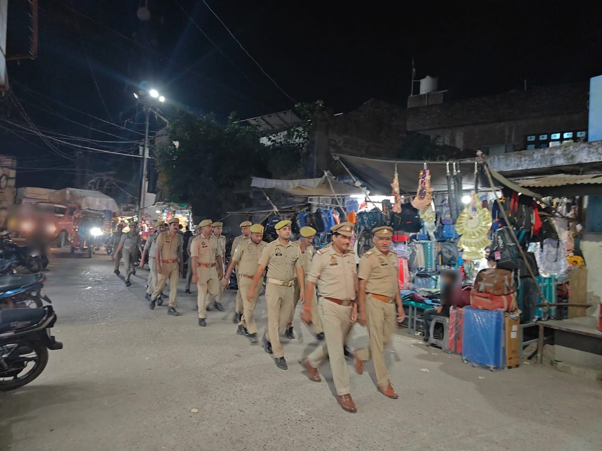 rampurpolice's tweet photo. #एसपी_रामपुर के निर्देशन में थाना स्वार #RampurPolice द्वारा अपराध नियन्त्रण, कानून/शान्ति व्यवस्था, आगामी त्यौहार तथा जनमानस में सुरक्षा की भावना जागृत करने के दृष्टिगत थाना क्षेत्रान्तर्गत महत्वपूर्ण/भीड भाड वाले स्थानो पर मय पुलिस बल पैदल गश्त की गयी। 
#UPPolice
 #RampurPolice 
#FootPetrollinge