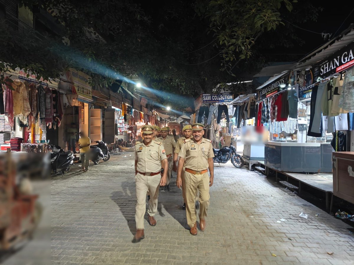 rampurpolice's tweet photo. #एसपी_रामपुर के निर्देशन में थाना स्वार #RampurPolice द्वारा अपराध नियन्त्रण, कानून/शान्ति व्यवस्था, आगामी त्यौहार तथा जनमानस में सुरक्षा की भावना जागृत करने के दृष्टिगत थाना क्षेत्रान्तर्गत महत्वपूर्ण/भीड भाड वाले स्थानो पर मय पुलिस बल पैदल गश्त की गयी। 
#UPPolice
 #RampurPolice 
#FootPetrollinge