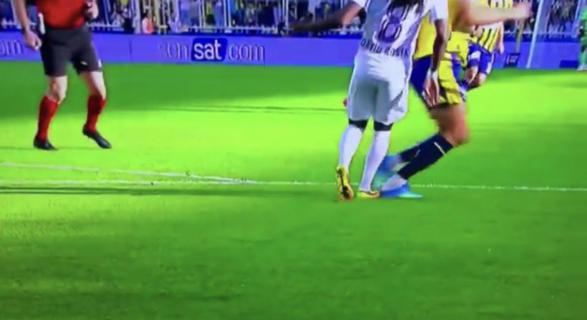yahyayilik's tweet photo. Kadir Sağlam önünde hiçbir engel olmadığı halde 3 metre önündeki penaltıyı saha içinde veremiyor.3 dk VAR inclemesiyle ancak veriliyor şöyle net bir penaltı! https://t.co/t9QI65KceN