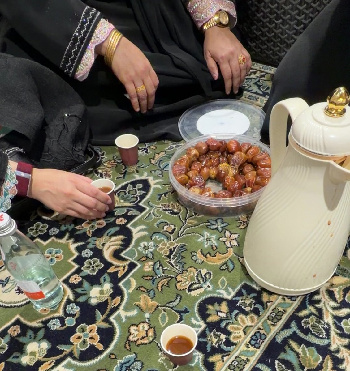 a3lnod's tweet photo. الحرم كله إماراتيات وماما كل ماتشوف وحده تقهويها 
"طبعا بس تقهوي المواطنات" https://t.co/SqA3aHi2wV