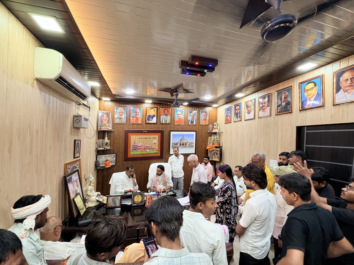 prakashbjp_'s tweet photo. #मित्रो_जय_सियाराम 🙏🌺

आज सायं बांदा नगर डीएम कॉलोनी स्थित कैंप कार्यालय में जनता दर्शन के दौरान आए नागरिकों से आत्मीय संवाद कर उनकी समस्याएं सुनीं एवं विभिन्न विभागों के बीच बेहतर समन्वय स्थापित कर समस्याओं के समाधान हेतु संबंधित अधिकारियों को स्पष्ट निर्देश दिए!! https://t.co/8yNdz3MY56