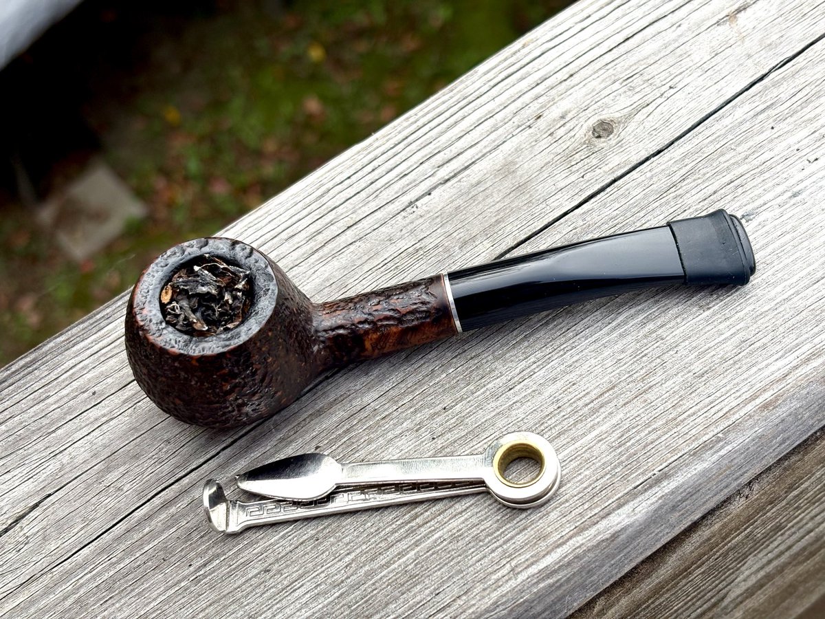 DuncanChaboudy's tweet photo. A pinch of Billy Bud in the humble Rossi 8315 prince. #smokingpipes #pipecollector #baccy #pipe #pipesandradio #rossi #cornellanddeihl https://t.co/t38o8MgtQZ