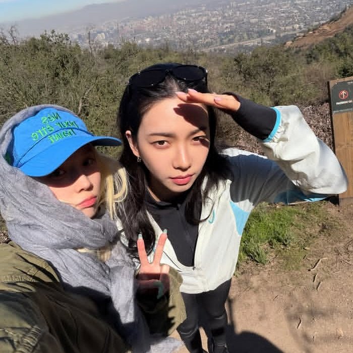 oceaneblue__'s tweet photo. ; winrina x badarayuri au https://t.co/cnIXS9xxTM