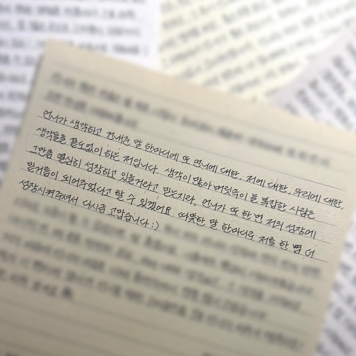 O9308I8O's tweet photo. 앞에 앉아 편지 이야기를 하고있는걸
보고있다가 전에 읽었던 편지 내용이 
생각나신 건지 따뜻한 말 건내주는 언니 

“나 오래 일 할거야 걱정하지 마”
가장 듣고 싶고, 믿고 싶고, 영원했으면 싶은 말

늦었지만 생각하고 기억하고 건내줘서 고맙습니다
덕분에 오늘도 많이 좋아했어요:)

@정은지 https://t.co/BSZ6YB1s3o