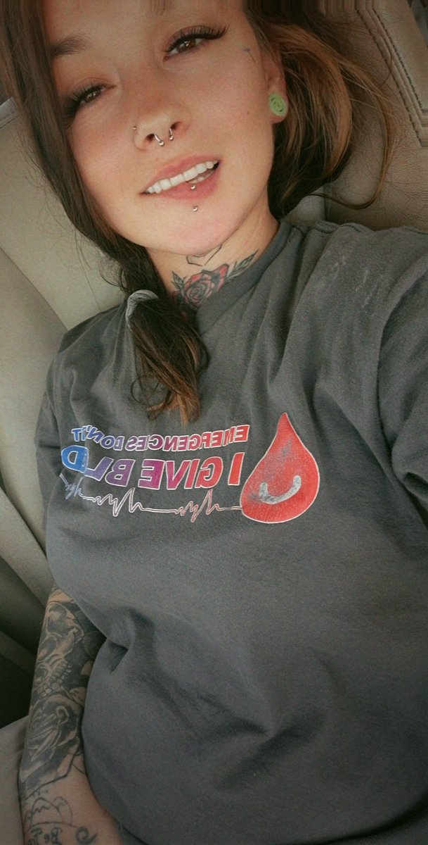 DestinyRos97l's tweet photo. There's nothing better than playing with my 🐱 at work 😈 #parkinglotslut #tattedmilf #hornyasf https://t.co/aS33yWJQ9b