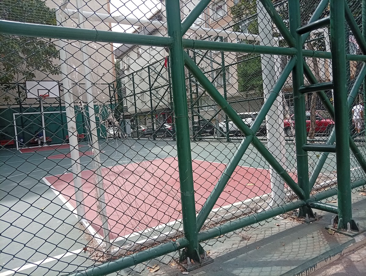 Gunay317's tweet photo. @BagcilarBld @BagcilarPark  @muhtarhakan @yasinyildizbb Çınar mahallesi 859 sokakta no 3 önündeki futbol ve basketbol sahasındaki kalerin fileleri onarım gerekiyor teşekkürler. https://t.co/EJLQYqnbE2