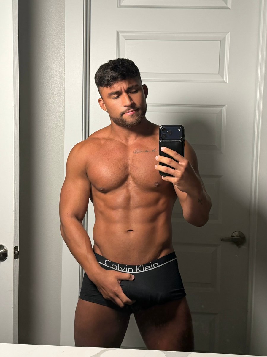 Fsil80Fabio's tweet photo. say 'treat' for a lil something special in the DMs 😏 https://t.co/ENkcxnbAWv