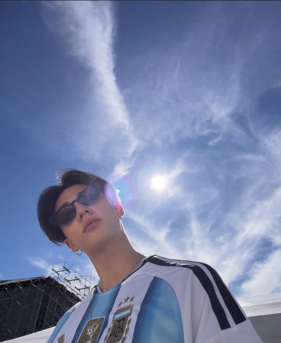 chlorinelix's tweet photo. Cómo se sigue después de tener a hyunjin con la remera de Argentina? https://t.co/OeMixxVxiX