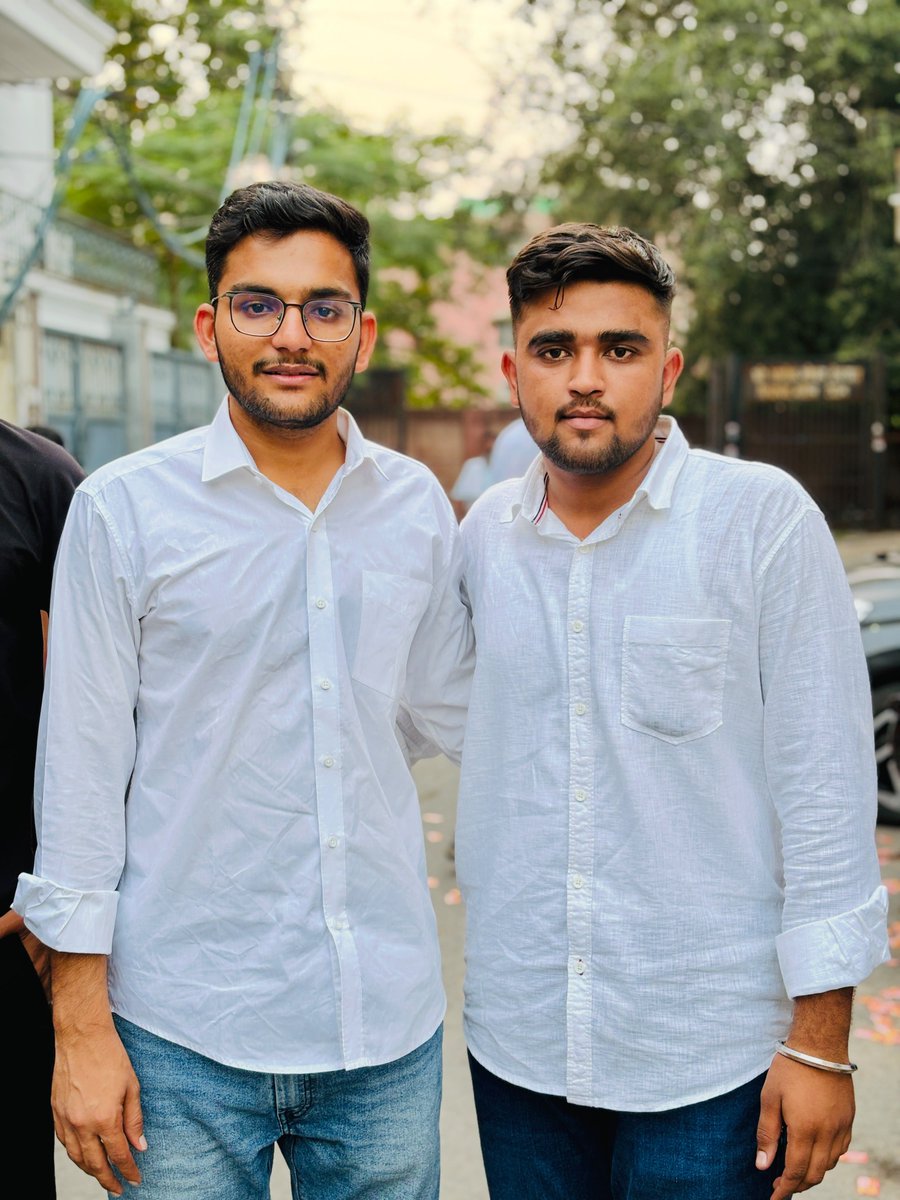 aviral_74's tweet photo. 1. ABVP
2. विनोद जाखड़ और NSUI
3. समाजवादी छात्र सभा 
4. TEAM दीपांशु
5. आधा राजस्थान 
6. मारवाङ छोड़ कर पूरा राजस्थान 
7. पूरा प्रशासन और तंत्र 

इन सबके खिलाफ लड़ा है मेरा भाई और इन सबको नानी याद दिलाई है 💝🫂 https://t.co/k1qEIVSNT7