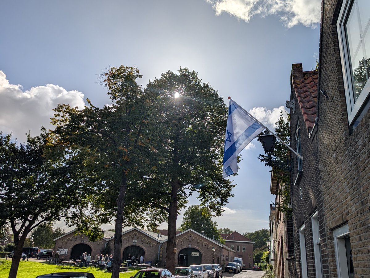 RobvandenEngel's tweet photo. Vorig jaar sponsorde ik de buurtbarbecue, en toen waren er een paar mensen die niet van ons vlees wilde eten vanwege onze Israëlische vlag half stok op 7 oktober. Nu mag ik niet meer komen, ik kreeg niet eens een uitnodiging. Kijk dan ook maar lekker de hele avond naar mijn vlag. https://t.co/WeV5EN1MxW