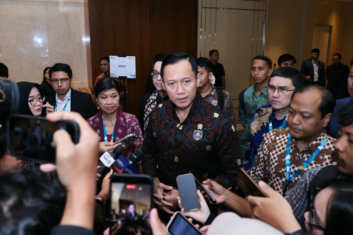 demokrat_sub's tweet photo. Menko AHY menegaskan konektivitas menjadi kunci pemerataan pembangunan dari Aceh hingga Papua. Transportasi publik yang aman, nyaman, terjangkau, serta berkelanjutan perlu terus diperkuat.

#MenkoAHY #Konektivitas #DemokratSurabaya https://t.co/Jui1ChyQ0H