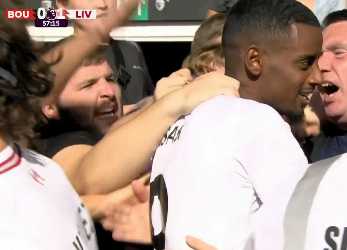 GravenberchYNWA's tweet photo. Isak remembered what happened to Origi and made sure to turn his head away 😂 https://t.co/1bm1E4uS6W