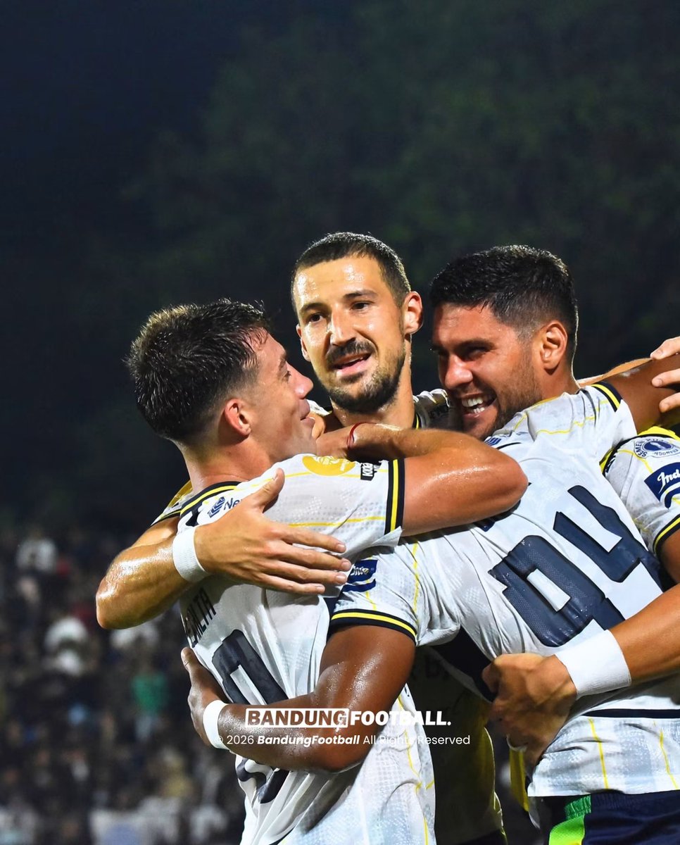 bandungfootball's tweet photo. Thank you for today, Thom and Uilliam! πππ¬π¦π
π
β½οΈβ½οΈ
#BandungFootball #BFCOM #Persib #Bobotoh #PersibDay #JAPSIB https://t.co/lGr0Jn331z