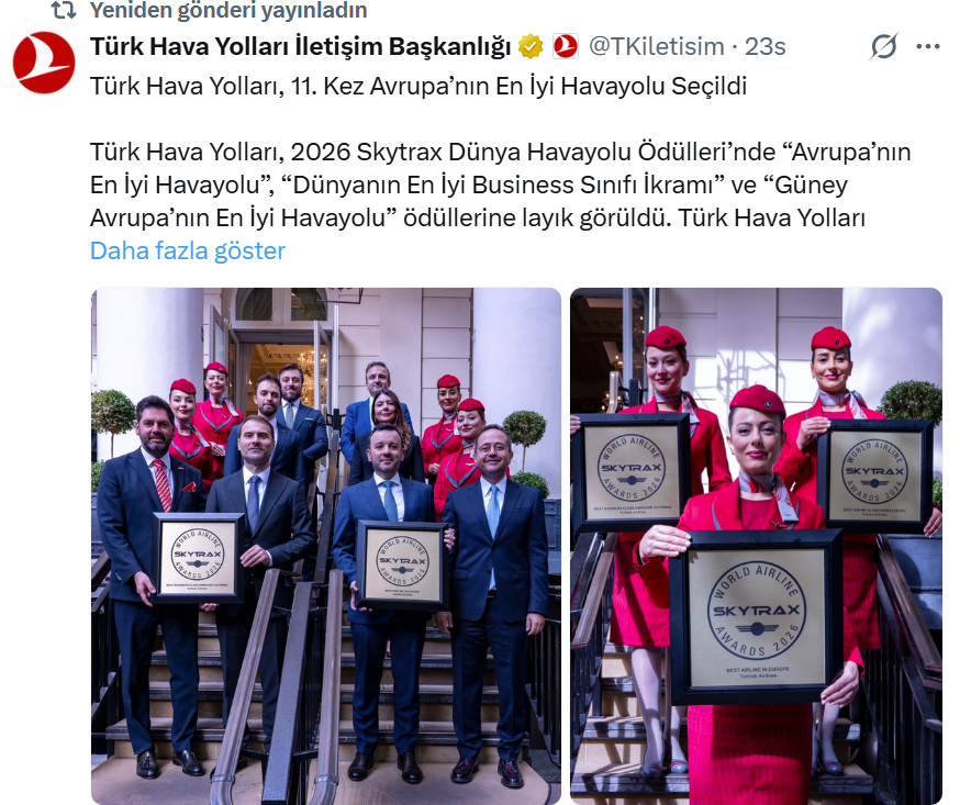 BilalEksiTHY's tweet photo. "𝑩𝒖𝒕𝒊𝒌𝒕𝒆𝒏 𝒁𝒊𝒓𝒗𝒆𝒚𝒆" 𝟏𝟏. 𝑲𝒆𝒛 𝑨𝒗𝒓𝒖𝒑𝒂'𝒏ı𝒏 𝑬𝒏 𝑰̇𝒚𝒊 𝑯𝒂𝒗𝒂𝒚𝒐𝒍𝒖: 𝑻𝒖̈𝒓𝒌 𝑯𝒂𝒗𝒂 𝒀𝒐𝒍𝒍𝒂𝒓ı 

  İnsan okuyunca gurur duyuyor.

THY sadece filo büyümesinde değil kalitede de zirveye çıktı. 11 kez Avrupa'nın en iyi havayolu olması bunun bir göstergesi. Emeği geçen herkese teşekkürler.

   Haberi okurken THY'nin henüz butik bir havayolu olduğu dönemlerden bir hatıra geldi aklıma. Paylaşmak istedim.  

 Yıl 2005...THY, zamanında kalkışta Avrupa Havayolları Birliği (AEA) üyesi havayolları arasında sondan 3'üncü sıradaydı. Yer İşletme Genel Müdür Yardımcılığı ihdas edilmiş, öncelikle zamanında kalkışı düzeltmek için görevlendirilmiştik. Temel Kotil Bey Genel Müdürümüz idi. 

  Yaptığımız çalışmalar ile 2 yıl içinde kademeli olarak AEA üyesi havayolları arasında zamanında kalkışta en başarılı 3 havayolu arasına girmiştik. Bunu süreçleri ölçmeye, takibe ve adım adım iyileştirmeye borçluyduk. Başarımız ile gurur duyuyorduk.   

Bu başarıya rağmen özellikle yer hizmetlerinde (check-in vb.) müşteriye hizmetten şikayetler alıyorduk. Yüzümüz gülmüyordu.   

𝗧𝗲𝗯𝗲𝘀𝘀𝘂̈𝗺𝘂̈ 𝗢̈𝗹𝗰̧𝗲𝗯𝗶𝗹𝗶𝗿 𝗺𝗶𝘆𝗶𝘇?  
 İstasyon Başmüdürümüz ve Müdürlerimiz ile yaptığımız periyodik toplantıda bu şikayetleri dile getirerek:
— 𝘈𝘳𝘬𝘢𝘥𝘢ş𝘭𝘢𝘳, 𝘣𝘢ş𝘵𝘢 𝘻𝘢𝘮𝘢𝘯ı𝘯𝘥𝘢 𝘬𝘢𝘭𝘬ış 𝘰𝘭𝘮𝘢𝘬 𝘶̈𝘻𝘦𝘳𝘦 𝘣𝘪𝘳 ç𝘰𝘬 𝘱𝘢𝘳𝘢𝘮𝘦𝘵𝘳𝘦𝘺𝘪 ö𝘭ç𝘦𝘳𝘦𝘬, 𝘵𝘢𝘬𝘪𝘱 𝘦𝘵𝘦𝘳𝘦𝘬 𝘨𝘦𝘭𝘪ş𝘵𝘪𝘳𝘥𝘪𝘬. 𝘍𝘢𝘬𝘢𝘵 𝘮𝘶̈ş𝘵𝘦𝘳𝘪 𝘪𝘭𝘦 𝘵𝘦𝘮𝘢𝘴 𝘦𝘥𝘦𝘯 𝘱𝘦𝘳𝘴𝘰𝘯𝘦𝘭𝘪𝘮𝘪𝘻 𝘩â𝘭â 𝘺𝘶̈𝘻𝘶̈ 𝘢𝘴ı𝘬 𝘩𝘪𝘻𝘮𝘦𝘵 𝘷𝘦𝘳𝘪𝘺𝘰𝘳. 𝘉𝘶𝘯𝘶 𝘯𝘢𝘴ı𝘭 𝘥𝘶̈𝘻𝘦𝘭𝘵𝘪𝘳𝘪𝘻? 𝘛𝘦𝘣𝘦𝘴𝘴𝘶̈𝘮𝘶̈ ö𝘭ç𝘦𝘣𝘪𝘭𝘪𝘳 𝘮𝘪𝘺𝘪𝘻?   İstasyon Başmüdürümüz hayretle, biraz da garipseyerek bana baktı. Bu bakış üzerine ben de:
— 𝘉𝘦𝘭𝘬𝘪 𝘩𝘢𝘬𝘭ı𝘴ı𝘯! 𝘉𝘶 𝘬𝘢𝘥𝘢𝘳ı 𝘥𝘢 𝘧𝘢𝘻𝘭𝘢 𝘣𝘦𝘭𝘬𝘪! 𝘔𝘶̈𝘩𝘦𝘯𝘥𝘪𝘴𝘭𝘦𝘳 𝘩𝘦𝘳 ş𝘦𝘺𝘪 ö𝘭ç𝘦𝘳𝘪𝘻 𝘥𝘪𝘺𝘦 𝘥𝘶̈ş𝘶̈𝘯𝘶̈𝘳𝘭𝘦𝘳, deyip konuyu kapattım.  
 
Kapattım kapatmasına ama içimde "Ne yapabiliriz?" sorusu devam ediyordu.   İki hafta içinde masamda Singapur'da uçaklarımıza yer hizmetleri servisi aldığımız SATS firmasının dergisini buldum. Derginin sonlarına doğru "𝗠𝗨̈𝗦̧𝗧𝗘𝗥𝗜̇𝗬𝗘 𝗡𝗘𝗭𝗔𝗞𝗘𝗧 𝗢̈𝗟𝗖̧𝗨̈𝗠 𝗣𝗨𝗔𝗡𝗜𝗠𝗜𝗭" diye bir şey gördüm. Tam da aradığım buydu. Singapur Havalimanı ülkesinin en önemli değeri idi. Dünyadaki sayılı havalimanlarından ve havayollarından biri idi. Hizmet aldığınızda bazen sizi zorlayacak kadar nezaket ile davranıyorlardı yolcularına.   

Singapur'a arkadaşlar ile gittik. Firmaya sorduk: "Bunu nasıl ölçüyorsunuz?" Çok kolay dediler: "Biz ölçmüyoruz. Havalimanı otoritesi gizli müşteri ile ölçüyor. Gizli müşteri check-in bankolarına bakıyor. Diyelim 10 banko hizmet veriyor. 7'si hizmet verirken tebessüm ediyor, 3'ü etmiyorsa puanı 7 oluyor." Bu şekilde aylık belli sayıda gözlem yaparak firmanın NEZAKET puanı belli oluyordu. 

Şayet aylık 7 puanın altında ise firma ilk seferinde uyarı alıyor, sonraki seferde ceza alıyordu.   Firmalar hem hizmet kalitesini artırmak hem otoritenin cezasına muhatap olmamak için eğitimlerde, panolarında sürekli bunu işliyorlardı. Dinlenme odalarında bütün personelin tebessüm eden fotoğrafları vardı. Çıkış kapısında bir boy aynası yanında tebessüm eden bir fotoğraf ile "Bu şekilde gözüküyor musun?" diye soru soruyorlardı. Aynada kendini böyle gör diyorlardı bir nevi.   

Singapur dönüşünde biz de “tebessümü” ölçmeye başladık.   

Elbette daha sonra sistem daha kurumsallaştı. Skytrax'ten denetleme hizmeti aldık. Her geçen gün kendimizi her alanda iyileştirdik. Rakiplerimiz ile aramızdaki mesafeleri görür hale geldik. Gizli ve gönüllü müşterilerimiz ile sahayı denetledik. Aylık 100 bin katılımcı sayısı ile anketler yapıldı. Bütün yöneticilerin katıldığı müşteri deneyimi toplantıları ile her bir alan iyileştirilmeye çalışıldı.   

THY her alanda zirveye çıktı. Bu yolculuk kesinti olmadan mevcut THY Ekibi ile devam ediyor.   
Avrupa’nın en iyi havayolu, dünyanın en güzel havayolu THY; yüzünden tebessüm eksik olmasın.
