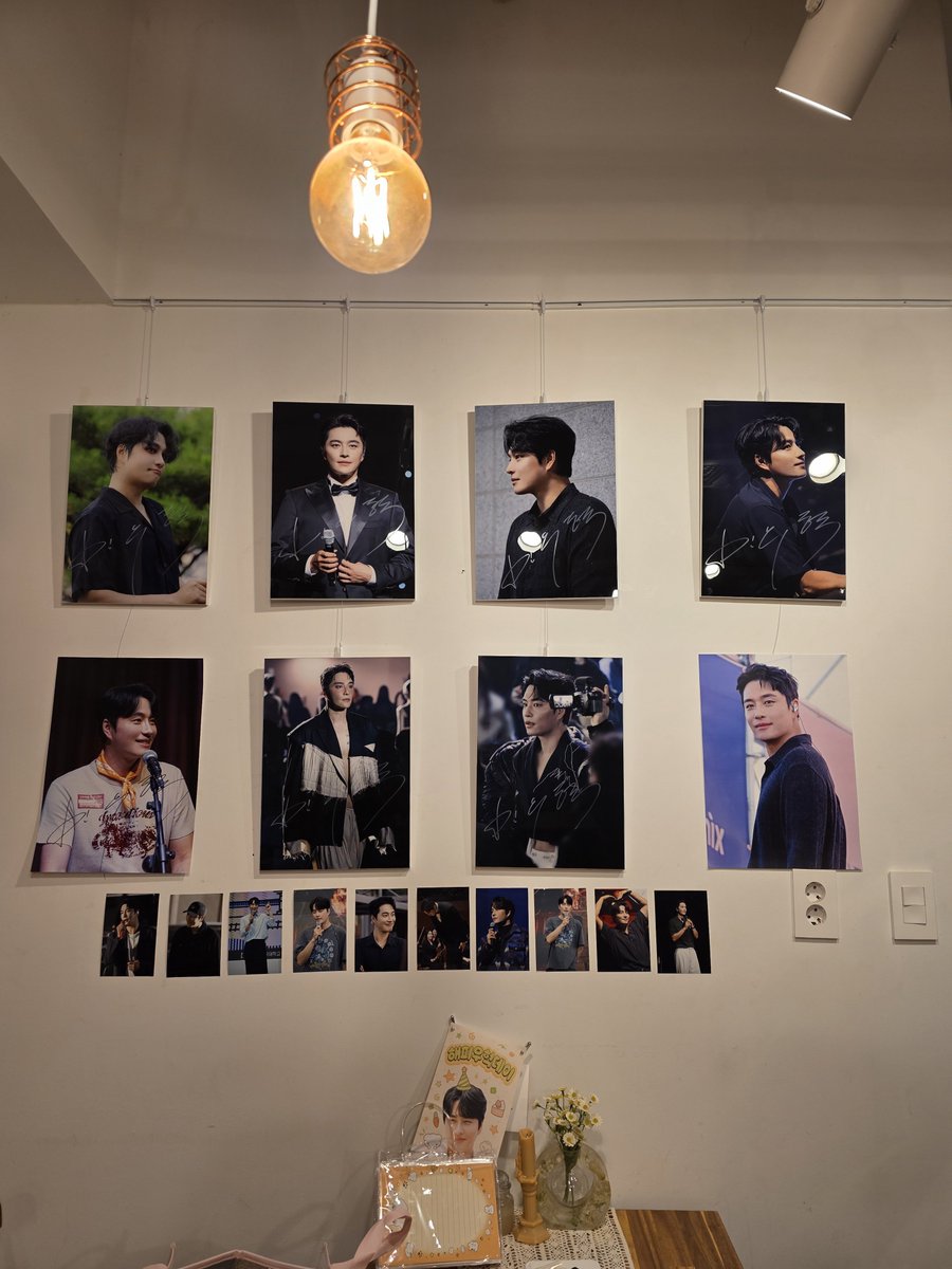 LKH_WH's tweet photo. #햇살_강아지를_좋아하세요
#918_WOOHYUK_DAY
#민우혁 

가나디 생일에 가나디 생카!! 어쩌다보니 거의 마감때 가서 여유있게 둘러보질 못했는데 그냥 어디를 봐도 밍 얼굴이 가득가득 너무 큰 애정과 정성으로 준비해주신게 잘 보여서 몽글몽글해지는 공간이었던🥹 예쁜 카페 열어주셔서 감사합니다🧡 https://t.co/SfkWdUC2Pp