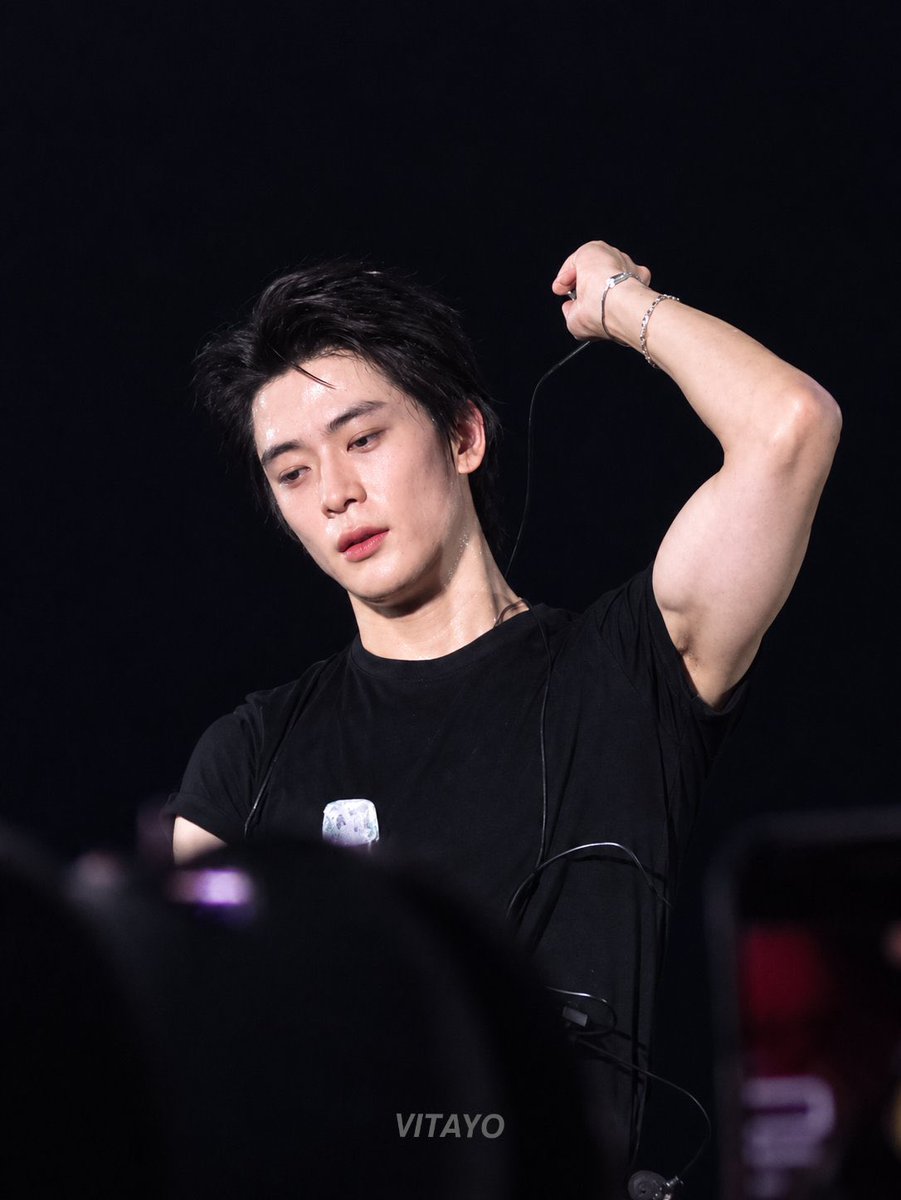 hourlyjaeh's tweet photo. jaehyun is so hot https://t.co/0ayYIEKRzW