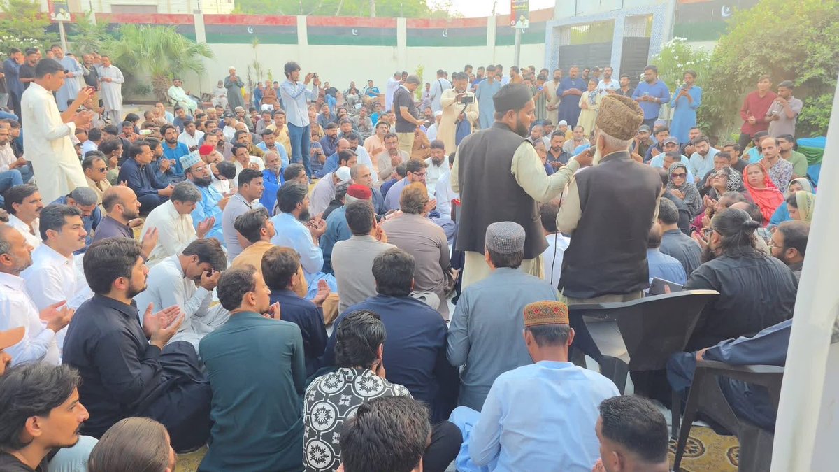RaufNagori's tweet photo. پاکستان پیپلز پارٹی ضلع شرقی کے زیرِ اہتمام شہید میر مرتضیٰ بھٹو کی 30ویں برسی کے موقع پر پیپلز سیکریٹریٹ میں قرآن خوانی اور دعائیہ تقریب کا اہتمام کیا گیا۔

تقریب میں جنرل سیکریٹری پاکستان پیپلز پارٹی سندھ سینیٹر سید وقار مہدی، ڈویژنل، ضلعی، سٹی ایریا اور ذیلی تنظیموں کے عہدیداران و کارکنان نے بھرپور تعداد میں شرکت کی اور شہید میر مرتضیٰ بھٹو کو خراجِ عقیدت پیش کرتے ہوئے ان کے ایصالِ ثواب کے لیے فاتحہ خوانی اور دعا کی۔
