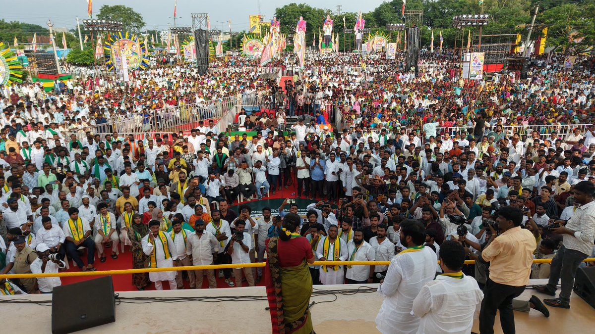 RaoKavitha's tweet photo. Deep gratitude to the incredible people of Kodangal for the overwhelming love you showered on @TRSparty_HQ during today's Panchajanya Sankalpa Sabha! 🙏✨ https://t.co/ZUB9ZQyFXF