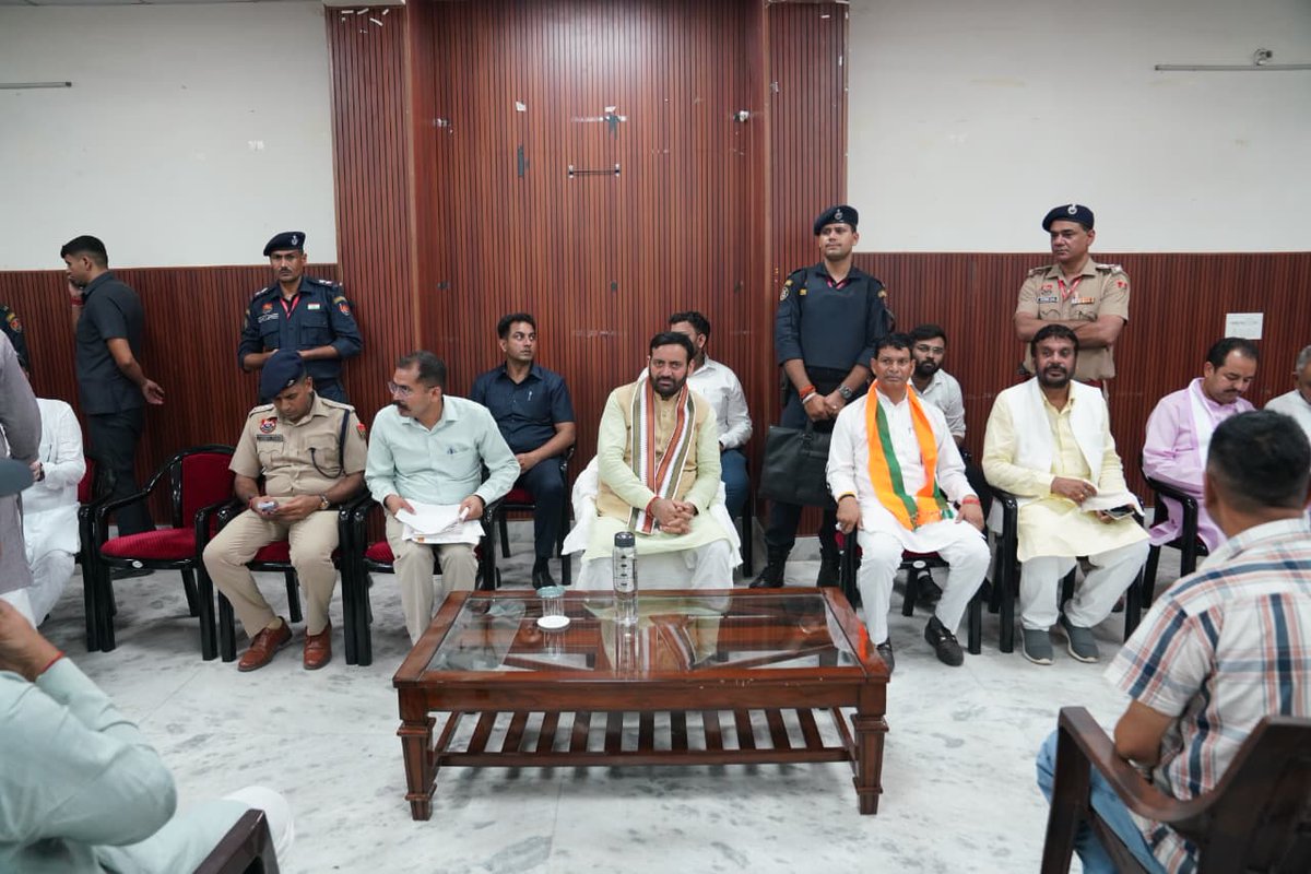 NayabSainiBJP's tweet photo. बाबैन अनाज मंडी में परिवारजनों से स्नेहपूर्ण मुलाक़ात हुई।

आप सभी का स्नेह और आशीर्वाद सदैव प्रदेशवासियों की सेवा में समर्पित रहने की ऊर्जा प्रदान करता है। आदरणीय प्रधानमंत्री श्री @narendramodi जी के विकसित भारत के संकल्प को साकार करने में हर नागरिक की भागीदारी और सहयोग आवश्यक है। हम सब मिलकर आगे बढ़ेंगे, तभी विकसित भारत के साथ विकसित हरियाणा का सपना भी साकार होगा।