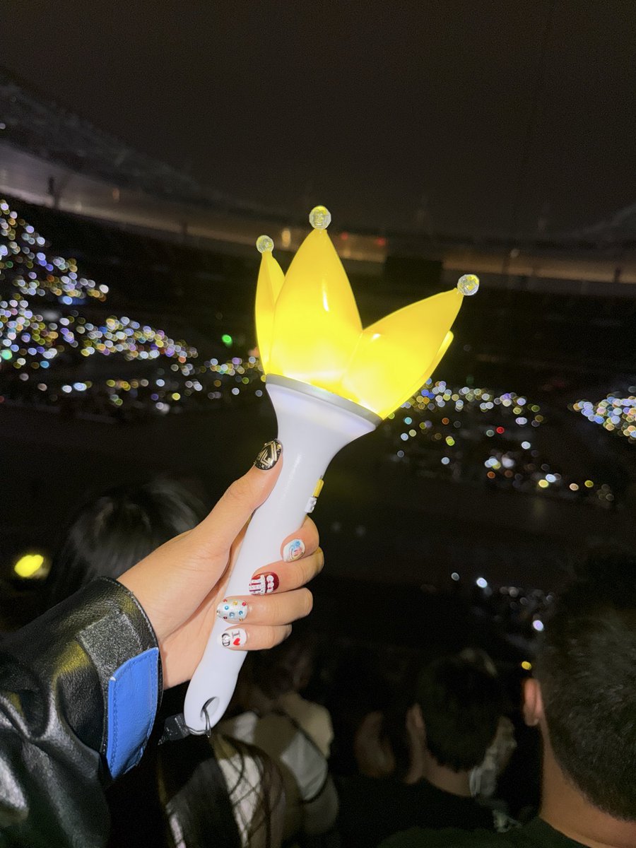 ameizzin's tweet photo. My nails for Bigbang 💙❤️💛 https://t.co/1PANiaUB9j