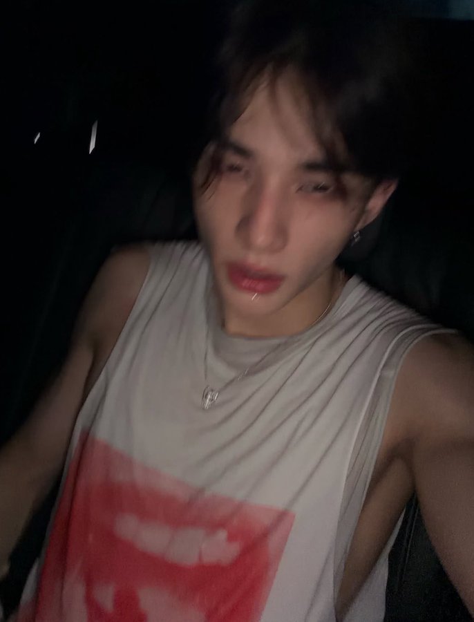 clovermandu's tweet photo. not me trying to ignore that we have a selca of this hyunjin 🙂🙃🙈 https://t.co/zDHjVmsTrJ