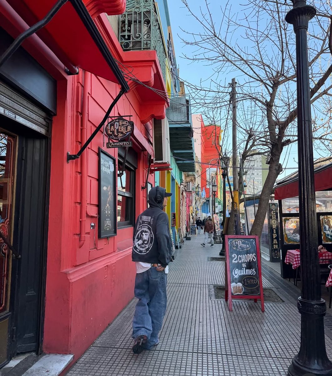 chlorinelix's tweet photo. Amo las fotos que subió HYUNJIN turisteando acá 😭 por favor tráiganlo de vuelta https://t.co/1XRQLsMpjQ