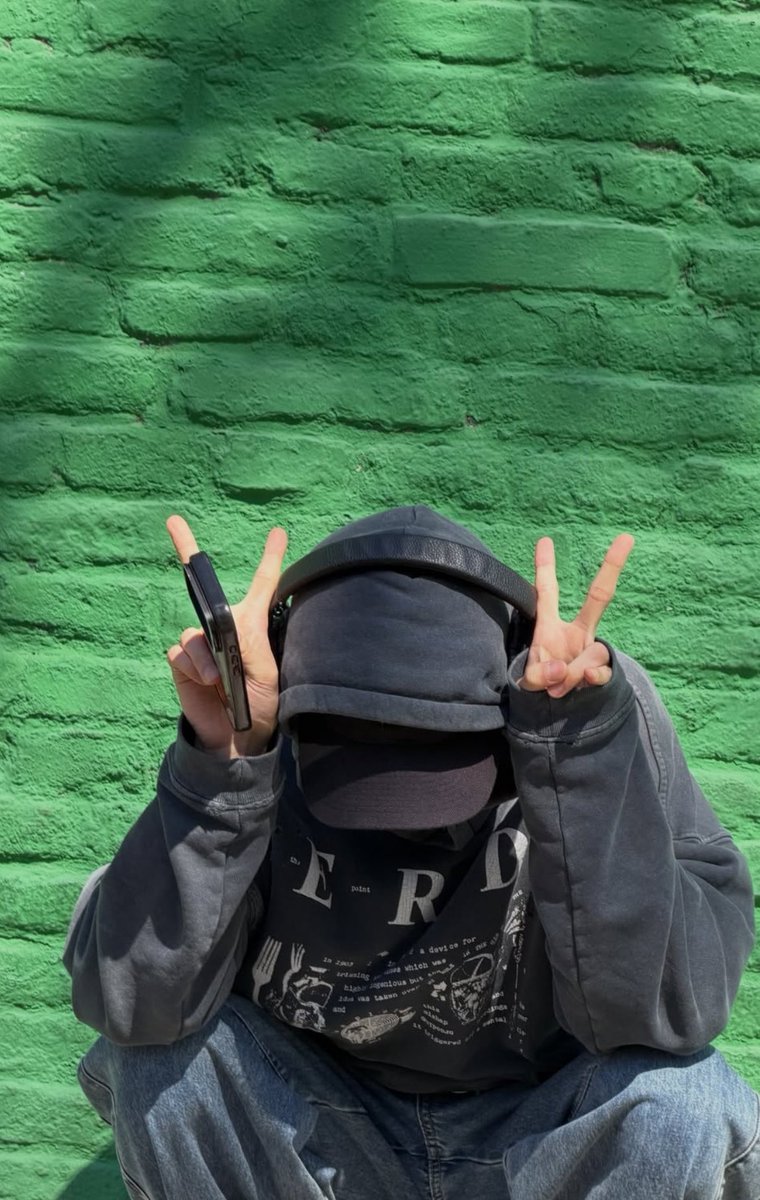 chlorinelix's tweet photo. Amo las fotos que subió HYUNJIN turisteando acá 😭 por favor tráiganlo de vuelta https://t.co/1XRQLsMpjQ