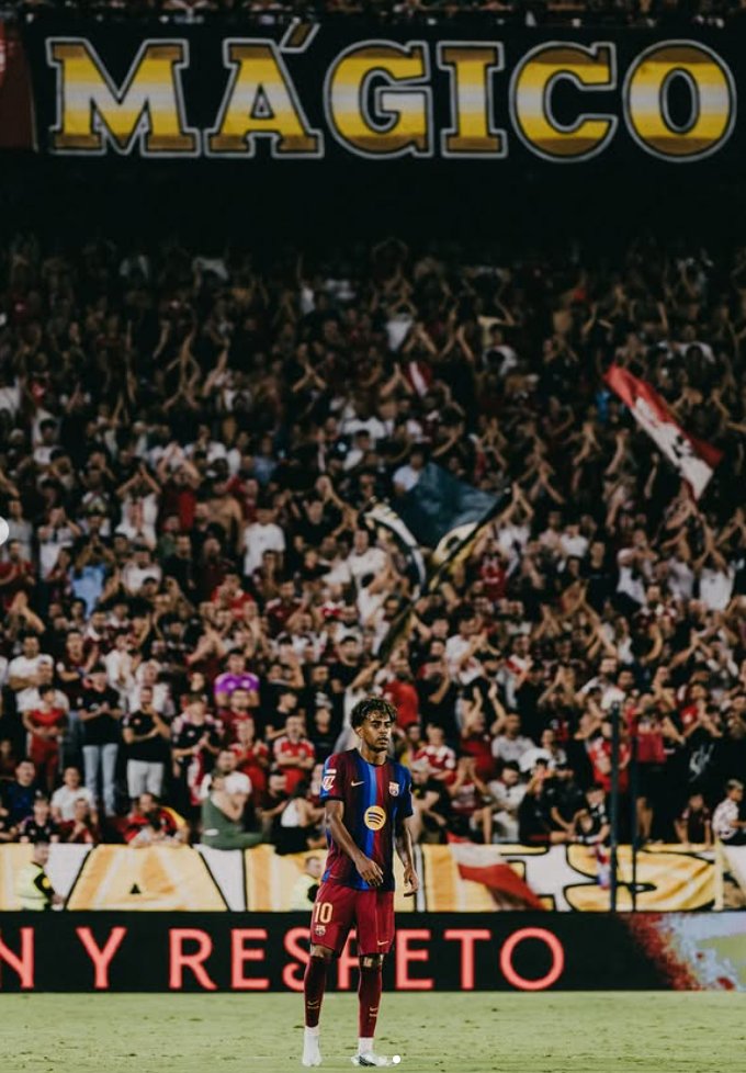 Pepelias17_'s tweet photo. 🔵🔴🎶 Lamine Yamal ha publicado hoy varias fotos del partido de ayer en el Sánchez-Pizjuán con la canción Intro de Morad, con esta letra:  “Entro pa Sevilla con la ‘cami’ del Betis”

📺🟢⚪️ Días atrás comentó en el programa de Movistar 'Universo Valdano' que "me gusta ver al Betis, el Villarreal me gusta mucho, es un equipo muy divertido. Pero de la liga española... Betis y Villarreal son los que más me gusta ver"

📢🗣️👐 Ayer la grada del Sánchez-Pizjuán le pitó con fuerza y le llovieron los insultos (por megafonía tuvieron que pedir que cesaran) al errar un par de remates y él mismo encender a la grada pidiendo que siguieran con más, gesticulando con las manos 

1⃣⚽️3⃣Lamine Yamal, tras errar sus primeros remates, dio dos asistencias de gol y envió un remate al poste en la victoria 1-3 del FC Barcelona sobre el Sevilla FC