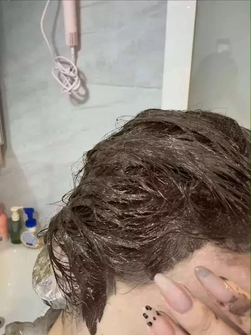 kafklore's tweet photo. a máscara matizadora de chocolate salva a autoestima de qualquer garota, que cor absurdaaaa https://t.co/QXa2CKhKos