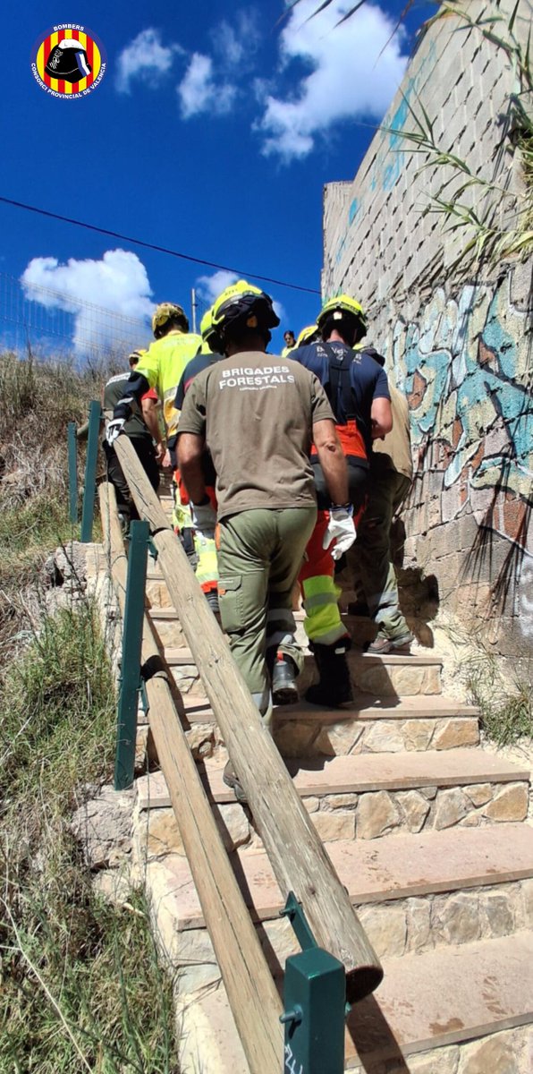 BombersValencia's tweet photo. @BombersValencia ha intervingut per donar suport a mitjans sanitaris a Gorgo de l’Escala a Anna.
Els bombers de Xàtiva amb #BRIFO del Consorci i @GVAbforestals han portat a la persona indisposta amb llitera fins a mitjans sanitaris, que l’han traslladat a l’hospital de Xàtiva. https://t.co/bwbSrR25Ba